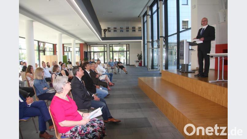 Durch die Abschlussfeier, in die auch der Informatik-Campus Wiesau eingebunden war, führte der ständige Vertreter des Schulleiters, Studiendirektor Wolfgang Hecht (rechts). Bild: wro