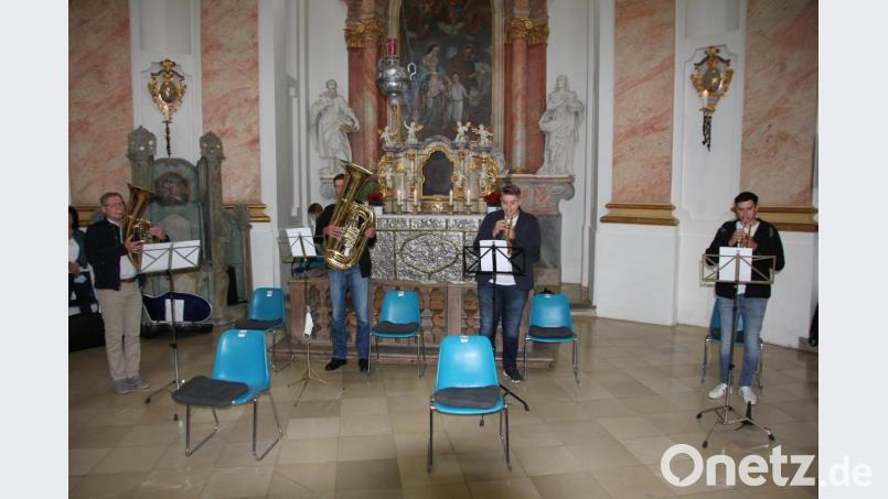 Die Münchenreuther Bauernkapelle intonierte den &quot;Festmarsch&quot; beim Einzug des Bischofs in die Kappl. Bild: kro