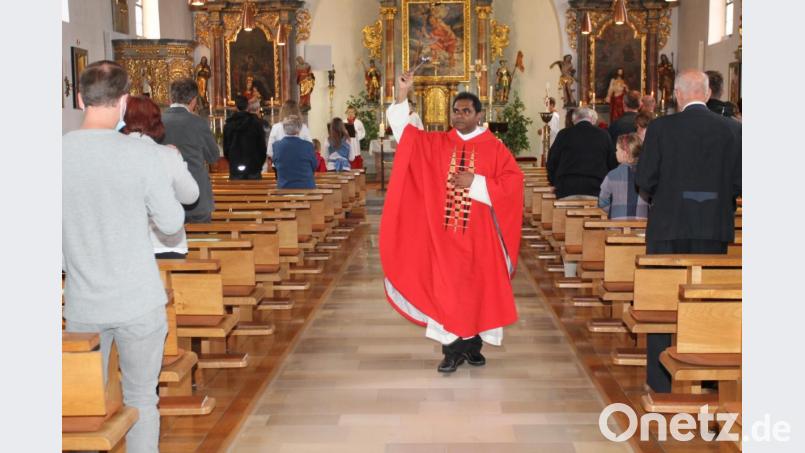 Pfarrer Julius Johnrose segnet im Patroziniumsgottesdienst die Gläubigen. Bild: pi