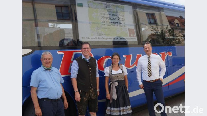 Mit dem „Zeugnisbus“ chauffierte Hans Bauer (rechts) das Schulleiter-Trio der Gregor-von-Scherr-Realschule zu den zehn Lokalitäten. Bild: weu