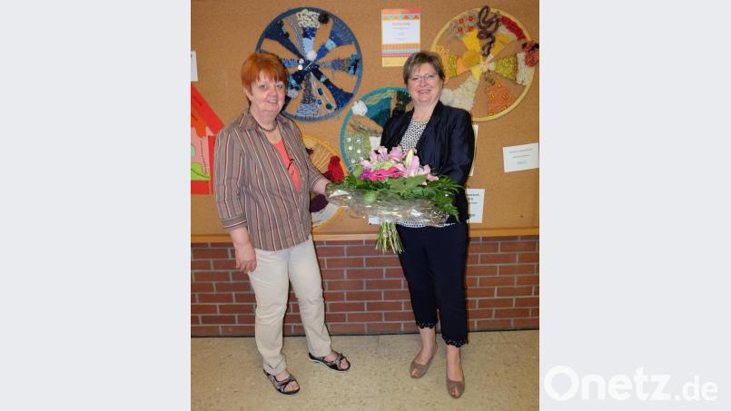 Lehrerin Monika Beer-Helm (links) nahm am Freitag Abschied von der Mittelschule Mitterteich. Rektorin Gisela Kastner würdigte ihren Einsatz und überreichte ein Präsent. Bild: Mittelschule Mitterteich/exb