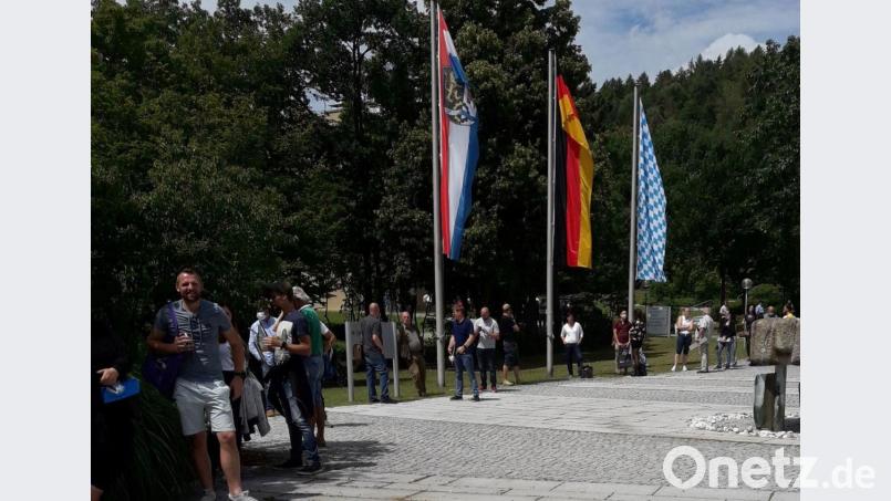 Warten bis zur Zulassung. So sah es vor kurzem vor der Zulassungsstelle in Schwandorf aus. Die Leute warteten teils stundenlang, um zu einem Sachbearbeiter zu kommen. Bild: wpt