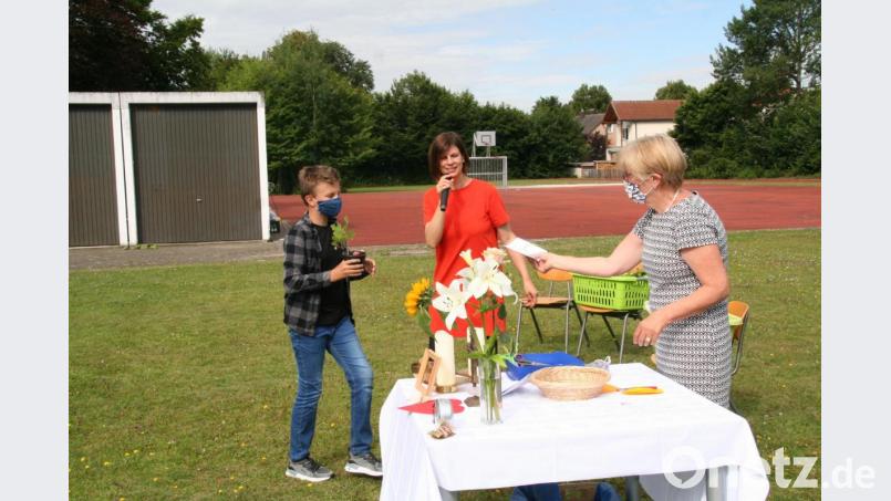 Carolin Kellner (Mitte) und Klassenleiterin Maria Fritsch verabschiedeten die Viertklässler und überreichten einen Erinnerungsbaum. Bild: fpoz