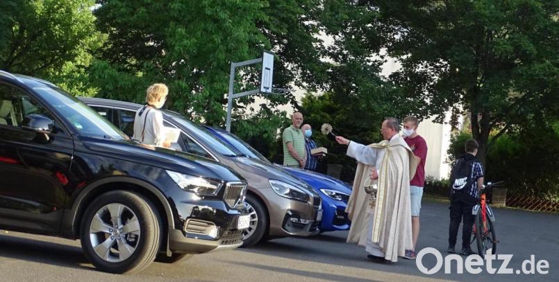 Auf dem Schulhof segnete Pfarrer Heribert Stretz die dort abgestellten Fahrzeuge. Bild: hl