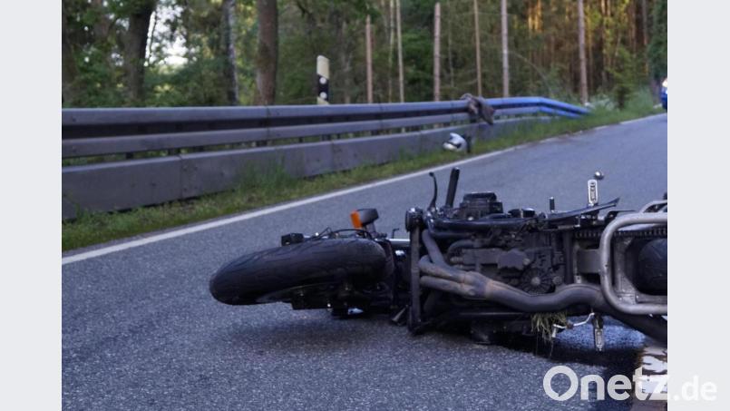 Was tun? Dieser Anblick bot sich Jochen Günther im Sommer 2019. Er fackelte nicht lange, sicherte den Unfallort und machte sich auf die Suche nach dem Verletzten. Damit ist Günther einer unserer zehn „Kavaliere der Straße 2019“. Bild: Werner Arnold