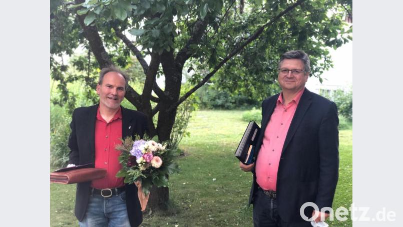 Karl Georg Haubelt (links) wurde durch Dekan Karlhermann Schötz für seinen langjährigen Einsatz gewürdigt Bild: exb