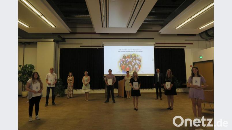 Klassenlehrerin Tatjana Heinl, Rektorin Christine Wiesend, Konrektorin Iris Eckert und Bürgermeister Roman Schäffler (hinten von links) gratulierten den sechs Schulbesten der Mittelschule Kemnath. Bild: jzk