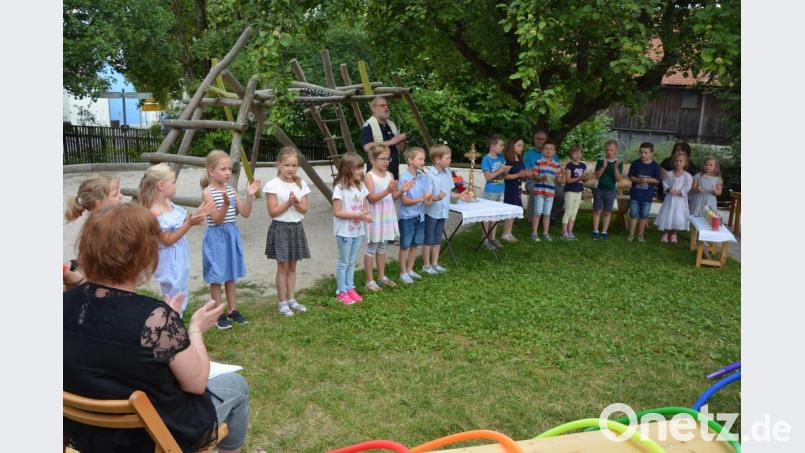 Mit einer festlichen Andacht endete am Freitag im Kinderhaus „Mutter vom guten Rat“ in Konnersreuth die Kindergartenzeit für 16 Mädchen und Buben. Mit im Bild Pfarrseelsorger Pater Benedikt Leitmayr (hinten, Mitte). Bild: jr