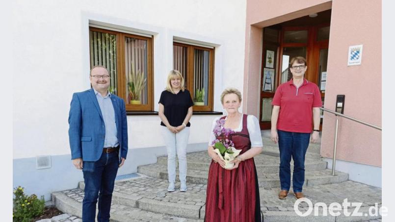 Eine langjährige Lehrerin der Josef-Voit-Grundschule verabschiedet (von links): Bürgermeister Uwe König (links) Elternbeiratsvorsitzende Dagmar Schwirzer, Annemarie Stubenvoll und Geschäftsleiter Max Heindl. Bild: bk