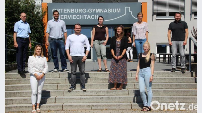 Schulleiter Ludwig Pfeiffer (links) dankte zum Schuljahrsende den scheidenden Lehrkräften für ihren Einsatz am Ortenburg-Gymnasium. Bild: lg
