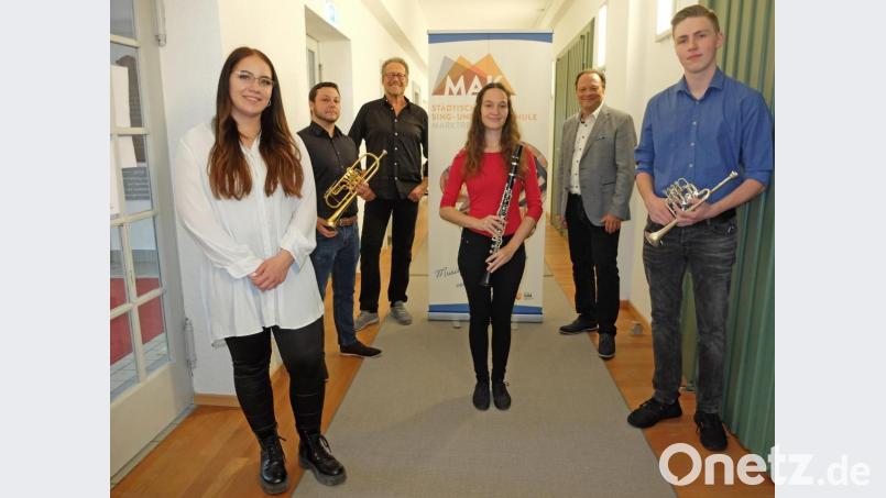 Vorfreude auf die fortführende professionelle Musikausbildung in Sulzbach-Rosenberg: Das Bild zeigt von rechts Andreas Seifert, Musikschulleiter Erwin Jahreis, Adina Schöffel, die beiden Fachdozenten Harald Weigel und René Bauer sowie Simone Helm. Bild: exb