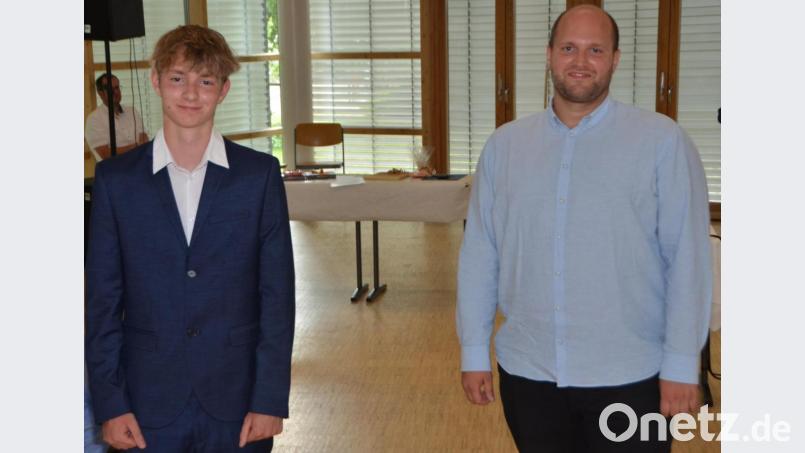 Studienrat Paul Rogg (rechts) zeichnet Fabian Schuster aus Böhmischbruck aus der Klasse 10 a mit einem Notendurchschnitt von 1,36 aus. Bild: dob