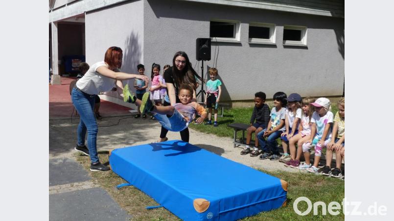 Lächelnd akzeptiert der baldige Abc-Schütze den Rauswurf aus dem Eschenbacher Kindergarten. Bild: rn
