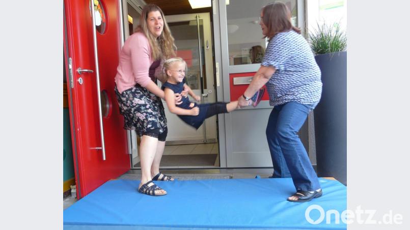 Mit dem traditionellem „Rauswurf“ aus dem Herz-Jesu-Kindergarten endete die kleine Abschiedsparty, die die Erzieherinnen für die Vorschulkinder vorbereitet hatten. Jedes Kind erhält hiervon ein Abschiedsfoto. Bild: mez