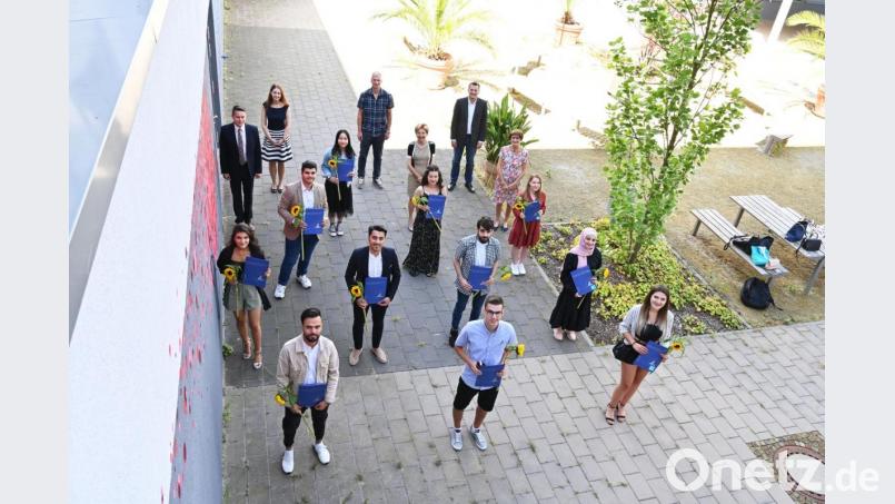 Sie haben es geschafft! Mit dem Mittleren Schulabschluss beginnt für elf Schüler der Integrationsvorklasse der FOS/BOS ein neuer Lebensabschnitt. Bild: Claudia Köppel