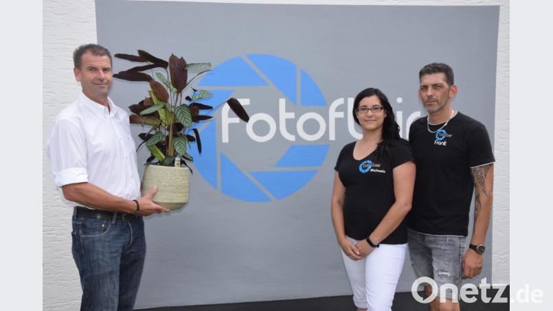 Zweiter Bürgermeister Ralf Reinold (von links) gratuliert Michaela und Frank Völkl. Bild: fz