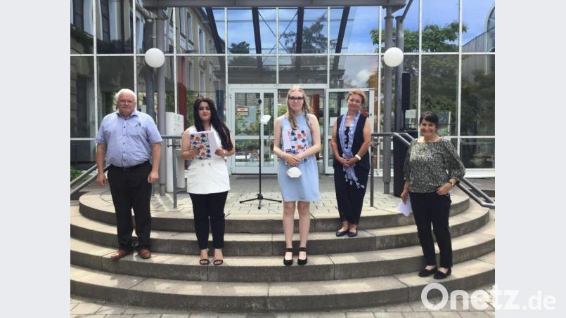 Die Besten der Klasse M10 VK2 (von links) mit Manfred Schweiger, Klassenlehrer, Yanar Badal, M10 (Schnitt 1,56), Monika Wall, VK2 (Schnitt 1,89), Ingrid Schneider, Konrektorin und Rektorin Maria Schuller. Bild: Sebastian Bäumler, Luitpold-Mittelschule/exb