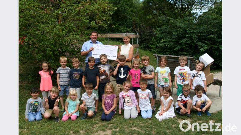 Freude über die finanzielle Unterstützung: Im Bild Olaf Korf und Kinderhausleiterin Silke Weinhold mit einigen Mädchen und Jungen des Kinderhauses Sankt Sebastian. Bild: fpoz