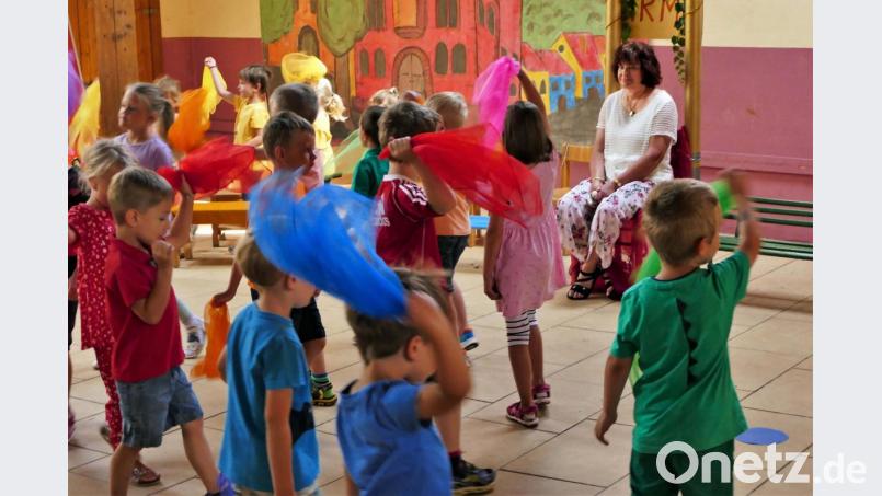 Mit einem Hauch von Wehmut schaut Kinderpflegerin Irmgard Beck (im Hintergrund) ihren Schützlingen beim Tüchertanz zu. Bild: wbe