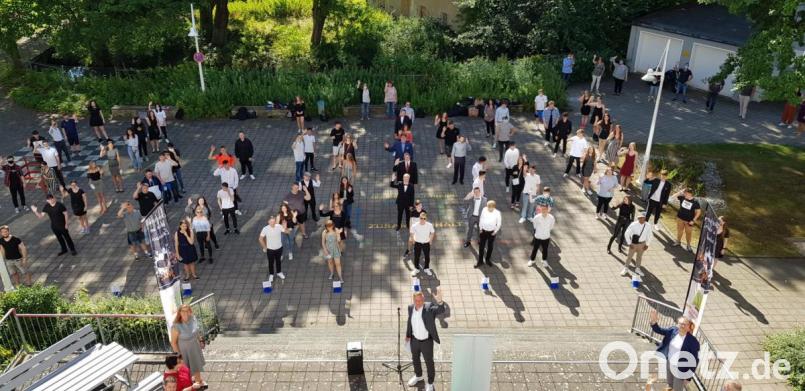 Alle Abschlussschüler winkend im Pausenhof mit: Schulleiter Thomas Reitmeier (vorne, Mitte). Bild: exb