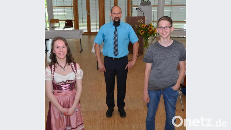 Studienrat Martin Wettinger (Mitte) zeichnet in der Klasse 10 b Mona Thalhauser aus Neukirchen zu St. Christoph mit einem Notendurchschnitt von 1,33 und Michael Bauer aus Woppenrieth bei Tännesberg mit dem Notendurchschnitt von 1,50 aus. Bild: dob