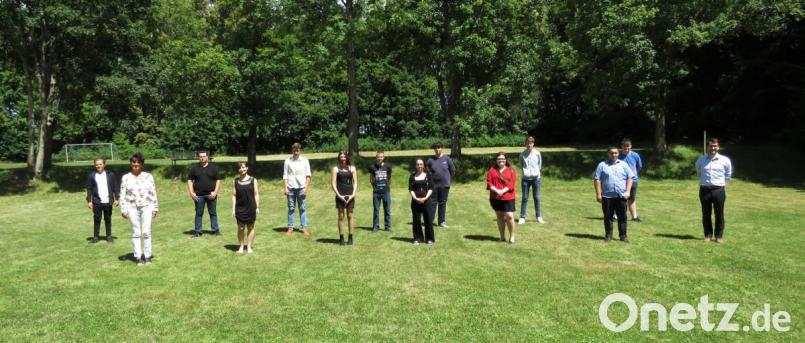 Uschi Huber und ihr Lehrerkollegium sind sehr stolz auf ihre Schüler, die ihren Abschluss in der Krise bestens gemeistert haben. Im Bild von links Adriano Huber, Schulleiterin Uschi Huber, Noah Klieber, Studienrätin Sabine Hofmann, Leo Gmeiner, Lea Klinnert, Timo Gleißner, Denise Brandl, Verena Heilig, Lyan Altrock, Emilio Dimasi, Pascal Thoma sowie Studienrat und Klassenleiter Wolfgang Dütsch. Einem Schüler wurde das Zeugnis nach Hause geschickt, da er zur besonders gefährdeten Personengruppe gehört und nicht kommen konnte. Bild: ubb