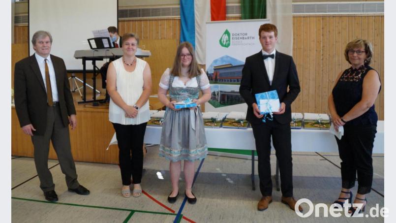 Elternbeiratsvorsitzende Petra Meier (rechts) und ihre Stellvertreterin Ulrike Maier überreichten im Namen des Elternbeirates den Ehrenamtspreis an Theresa Hammer und Markus Kulzer. Rektor Werner Winderl (libnks) gratulierte den Schülern. Bild: weu