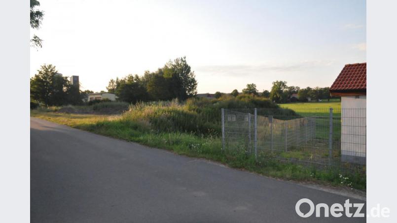 An der Gemeindeverbindungsstraße nach Roslas, wo jetzt noch Bauaushub lagert, sollen künftig die Bürger ihre Grünabfälle in Boxen entsorgen können. Bild: ak
