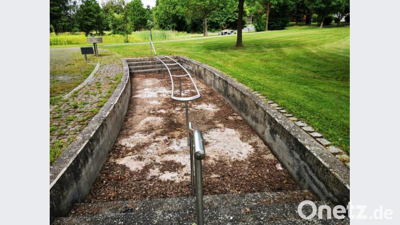 Seit der Fertigstellung des Kurparks sammelt sich statt Wasser Unrat im Kneipp-Becken. Bild: gz