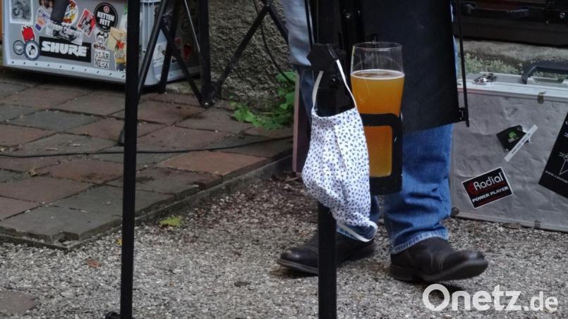 Das braucht ein Musiker in Corona-Zeiten: Ein Bier und die Maske. Bild: hka