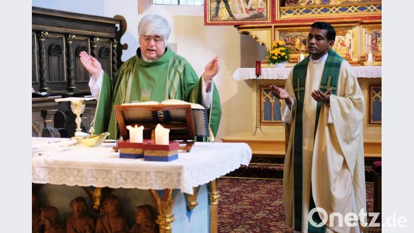 Mit Vikar Antony Irudayaraj Durairaj (rechts) begrüßt Stadtpfarrer Thomas Jeschner in der Pfarrei St. Laurentius einen Aushilfspriester, der als Teil einer "Task Force" der Diözese eingesetzt wird. Bild: do
