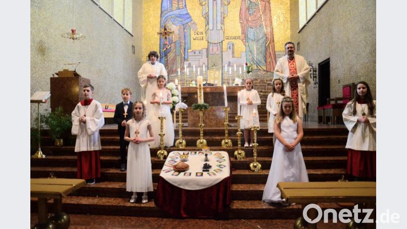 Die ersten sechs Kommunionkinder der Pfarrei Herz Jesu. Bild: Kunz