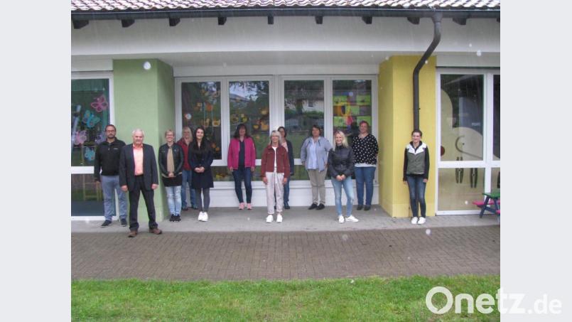Bürgermeister Günter Kopp (Zweiter von links) und Kindergartenleiterin Ingrid Hoffmann (Sechste von rechts) dankten unter anderem langjährigen Mitgliedern für ihre Unterstützung. Bild: exb