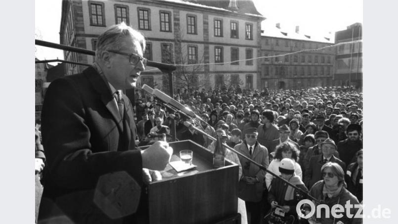 Als Kanzlerkandidat der SPD: Hans-Jochen Vogel auf einer Wahlkampfveranstaltung in Hessen. Der frühere SPD-Chef starb am Sonntag im Alter von 94 Jahren in München nach langer Krankheit. Bild: Heinz Wieseler/dpa