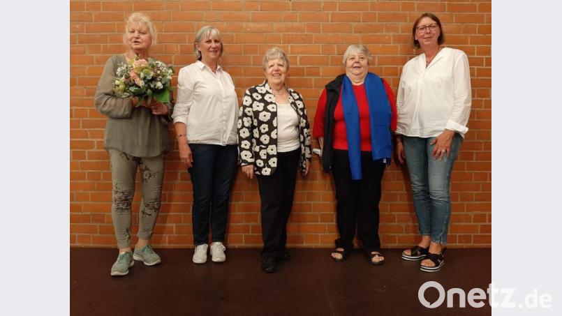 Die ausscheidende Vorsitzende Anneliese Bauer zusammen mit der neuen Vorsitzenden Angelika Kirner, Schriftführerin Irene Meyer, Bezirksleiterin des Frauenbundes Irene Zeller und Schatzmeisterin Judith Dotzler (von links). Bild: exb