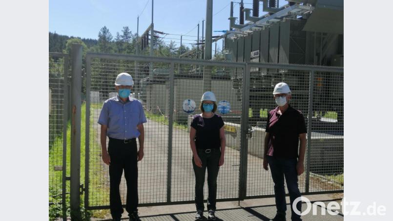 Revisionsprojektleiter Cornel Ensslin (links) und Jasmin Rainer, Leiterin Kraftwerksgruppe Pfreimd (Mitte) stehen vor einem der vier neuen Maschinentransformatoren für das Wasserkraftwerk. Bild: wpt