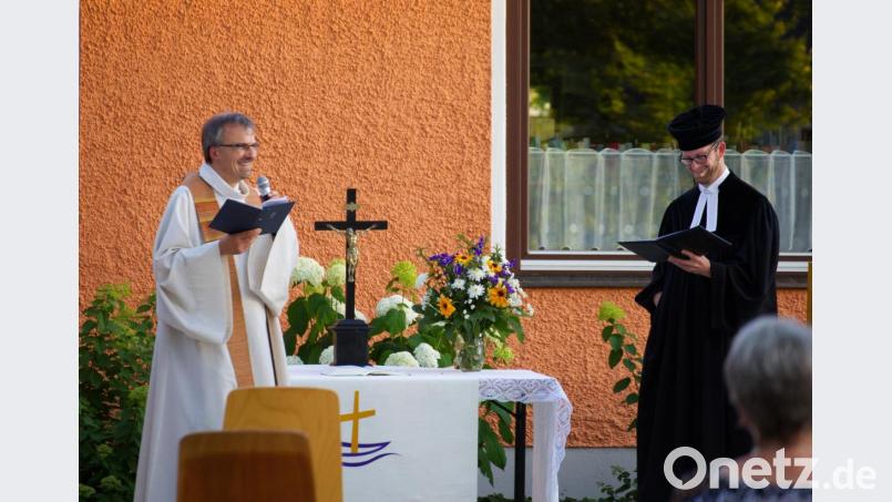 Die erste Atempause fand nach langer Zeit als &quot;Open-Air&quot; am Wildenreuther Dorfplatz mit Pfarrer Martin Besold (links) und Pfarrer Manuel Sauer (rechts) statt Bild: njn