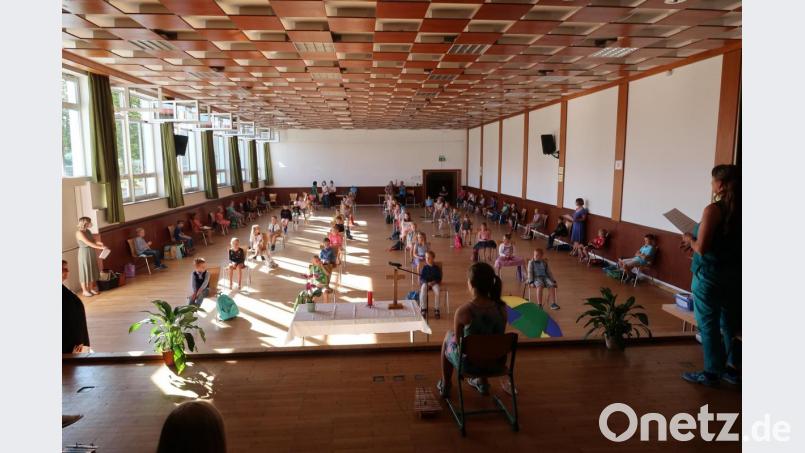 Das Bild zeigt die Klassen 1 und 2 im Kultursaal. Bild: Grundschule Plößberg/exb