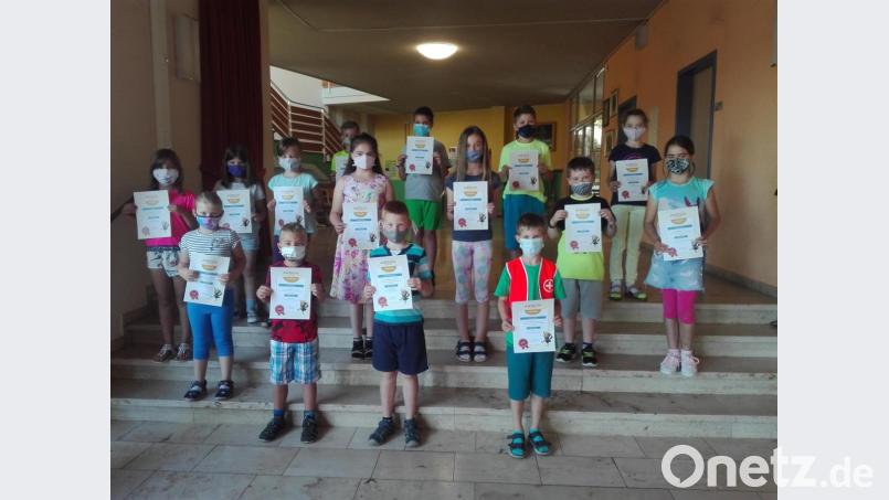 Nicht nur die fleißigsten Antolin-Leser bekamen eine Urkunde, sondern auch viele andere Grundschüler aus allen vier Klassen. Wegen der Abstandsregelung ist nur die Hälfte der Kinder auf dem Foto. Bild: jzk