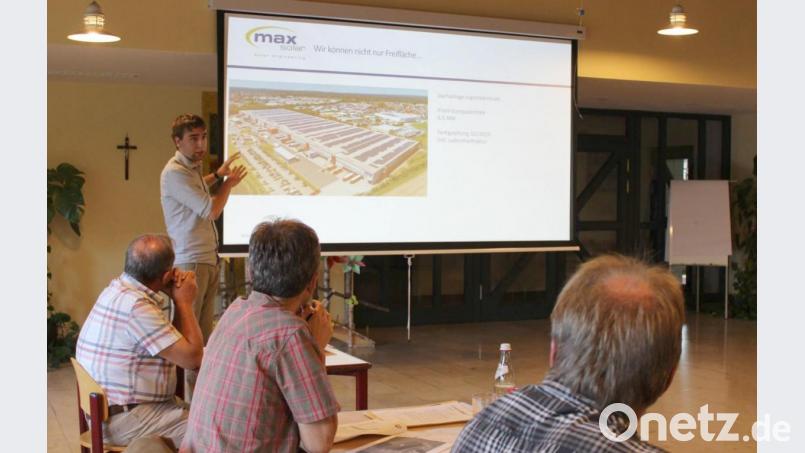 Projektentwickler Thomas Schachner (stehend) stellte den Mitgliedern des Marktrates die in Raggau geplante Freiflächenphotovoltaikanlage vor Bild: pko