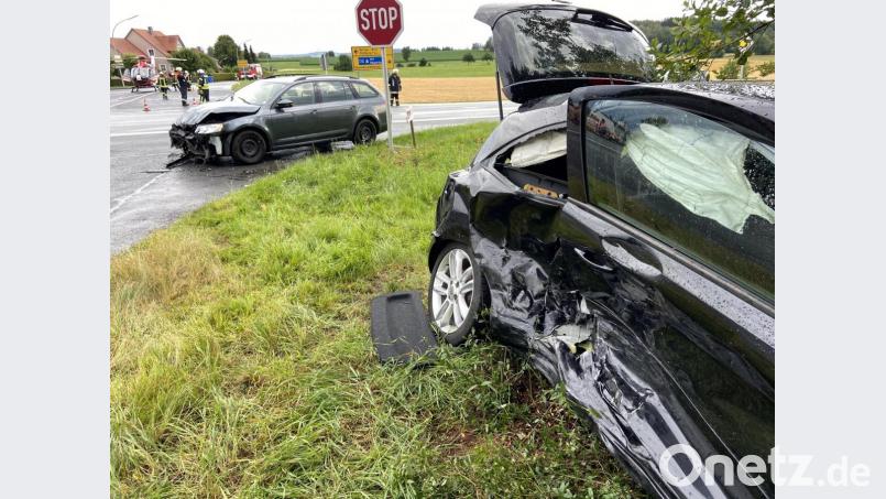 An beiden Fahrzeugen entsteht bei dem Unfall Totalschaden. Erste Schätzungen belaufen sich auf 16.000 Euro. Bild: Beer