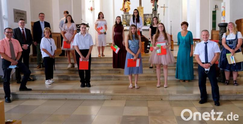 Diese Schüler haben alle eine Eins vor dem Komma und damit trotz ungewöhnlicher Schlussphase vor der Prüfung hervorragend abgeschnitten. Mit auf dem Bild die Schulleiter, Elternvertreter, Bürgermeister der VG und Klassleiterinnen. Bild: mab