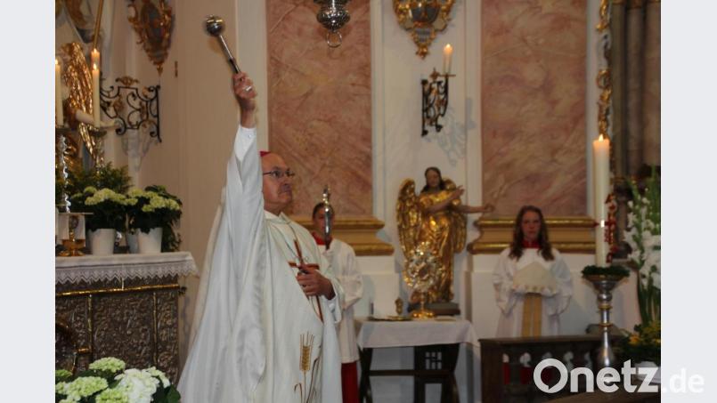 Vom Altarraum aus segnete Bischof Rudolf Voderholzer die sanierte Orgel der Kappl. Bild: kro