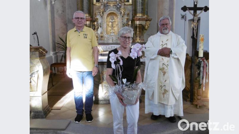 Irmgard Weiß hat die Kirche stets mit viel Liebe gestaltet. Die Kirchengemeinde dankt es ihr mit viel Beifall. Bild: rgl