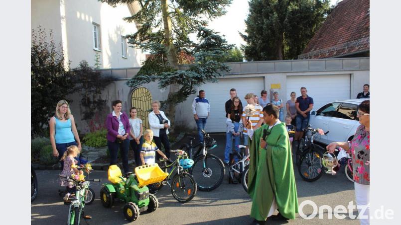 Pater Anthony bei der Fahrzeugsegnung: Auch Kinder ließen ihre Fahrzeuge segnen. Bild: soj