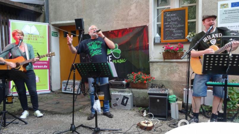 Nach der langen Pause genießen Éire Music – (von links) Anita Kinscher, Sam Stadler und Holger Hermann – den Auftritt im Minerva-Garten. Bild: hka