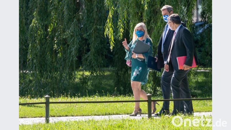 Melanie Huml (von links/(CSU), Staatsministerin für Gesundheit und Pflege, Markus Söder (CSU), Ministerpräsident von Bayern, und Florian Herrmann (CSU), Leiter der Staatskanzlei gehen zu einer Pressekonferenz zur Corona-Lage in Mamming. Bild: Peter Kneffel/dpa