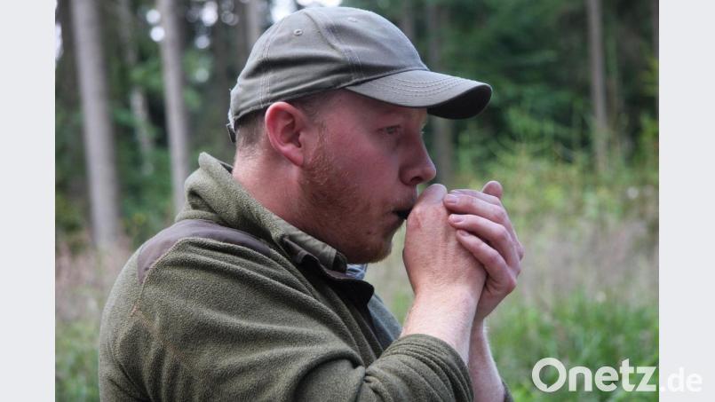 Ein kindgerechtes Wald-Erlebnisprogramm gestalteten die Naturpark-Ranger Marie Wittmann und Jonas Ständer (Bild) vom Naturpark Steinwald. Mit einer Pfeife ahmte Jonas Ständer die Laute der Rehkitze nach. Bild: wro