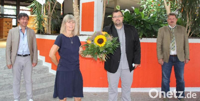 Schulleiter Thomas Troidl (Zweiter von rechts) und die Bürgermeister Reinhard Kreuzer (Schönsee, rechts) und Gerald Reiter (Stadlern) verabschiedeten Christine Forster in den Ruhestand. Bild: frd