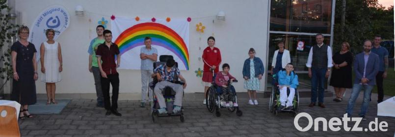 Mit einer Abschlussfeier im Schulgarten verabschiedete die Berufsschulstufe des Lebenshilfe-Förderzentrums zehn Absolventen. Mit dabei waren die Klassenlehrer Sabine Heß und Stefanie Hetz (von links), Konrektorin Anne Geiger (Fünfte von rechts) sowie Lebenshilfe-Geschäftsführer Berthold Kellner (Vierter von rechts). Bild: jr